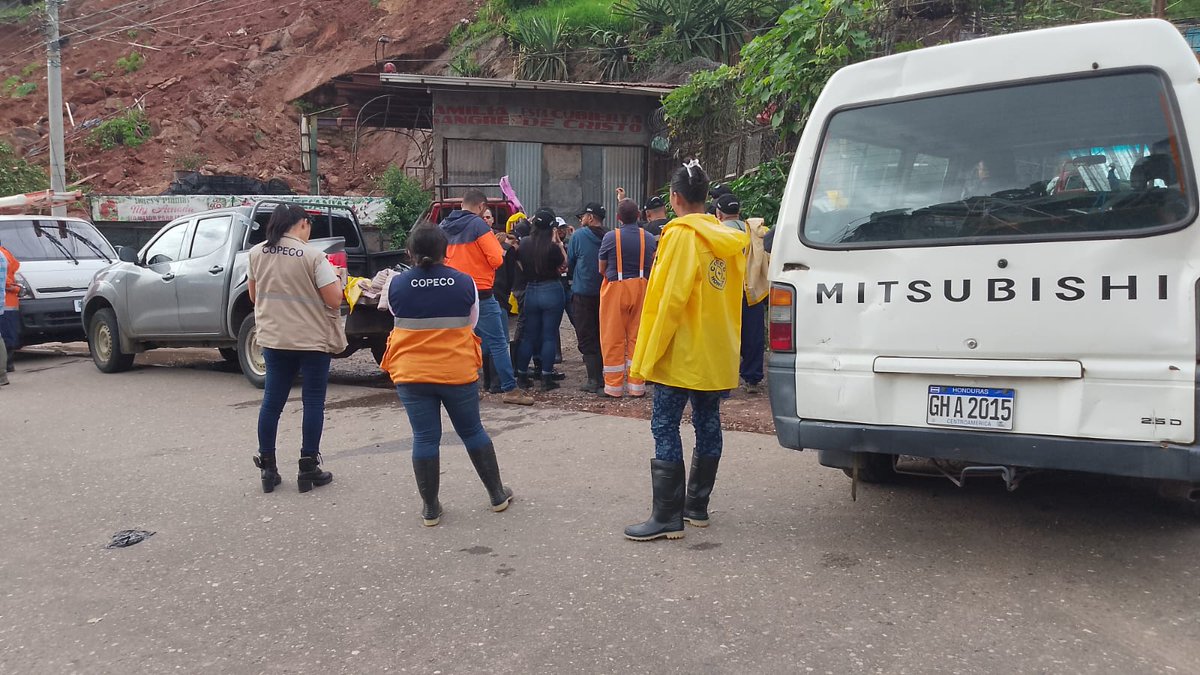 CopecoHonduras1's tweet image. 📍En Tegucigalpa

Debido a la saturación de suelo cinco viviendas en la Col. Villa Nueva, en peligro de derrumbe, la Regional Vlll, se desplazó al lugar y realizó #EDAN, reportando que las viviendas se encuentran deshabitadas y las familias en albergues.