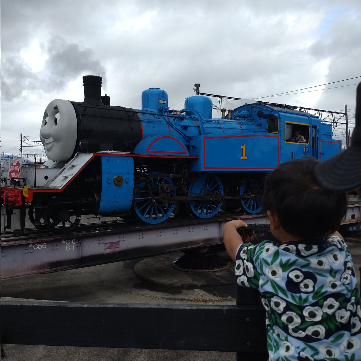 p_cdo9's tweet photo. 曇天のなか回転するトーマスをじっと見つめる2歳さん。最近トーマスよりチャギントンスキーだったけどやっぱり大きくて車輪がついてて動くものは大好きよね。 https://t.co/p875tpfKsQ