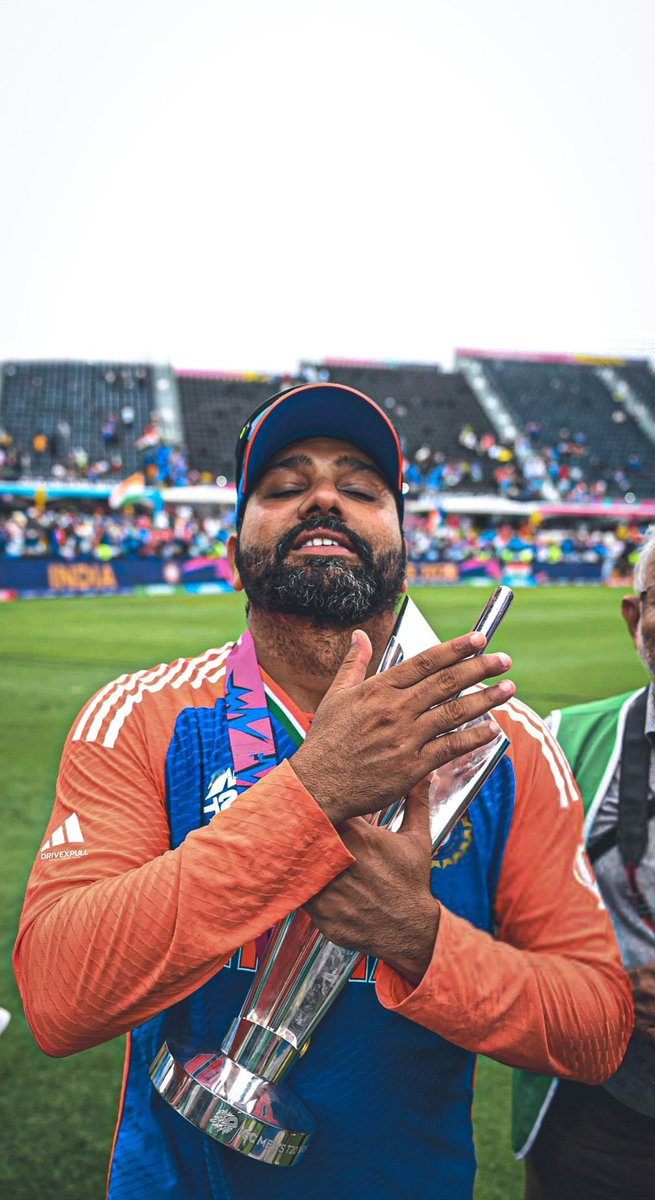 irfanaathi's tweet photo. A promise was once made, that promise was fulfilled 💙

#Rohit #RohitSharma #T20WorldCupFinal #T20WorldCup #ViratKohli #RohiRat #Champion #CongratulationsIndia #TeamIndia #Hitman https://t.co/7JNTRvI77H