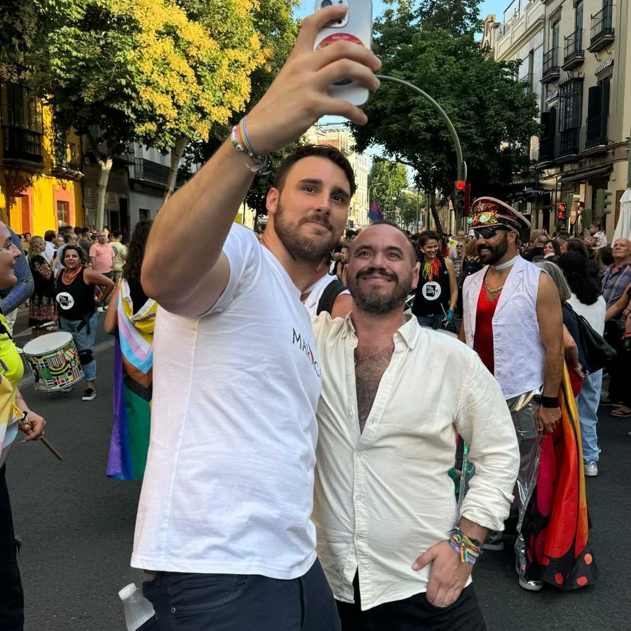 🌈 Hoy hemos salido a las calles a reivindicar y vigilar los derechos de las personas y familias LGTBIQ+, especialmente una educación en diversidad y por una juventud orgullosa, libre y diversa.

Orgullo de ser. Orgullo de amar. Orgullo de estar