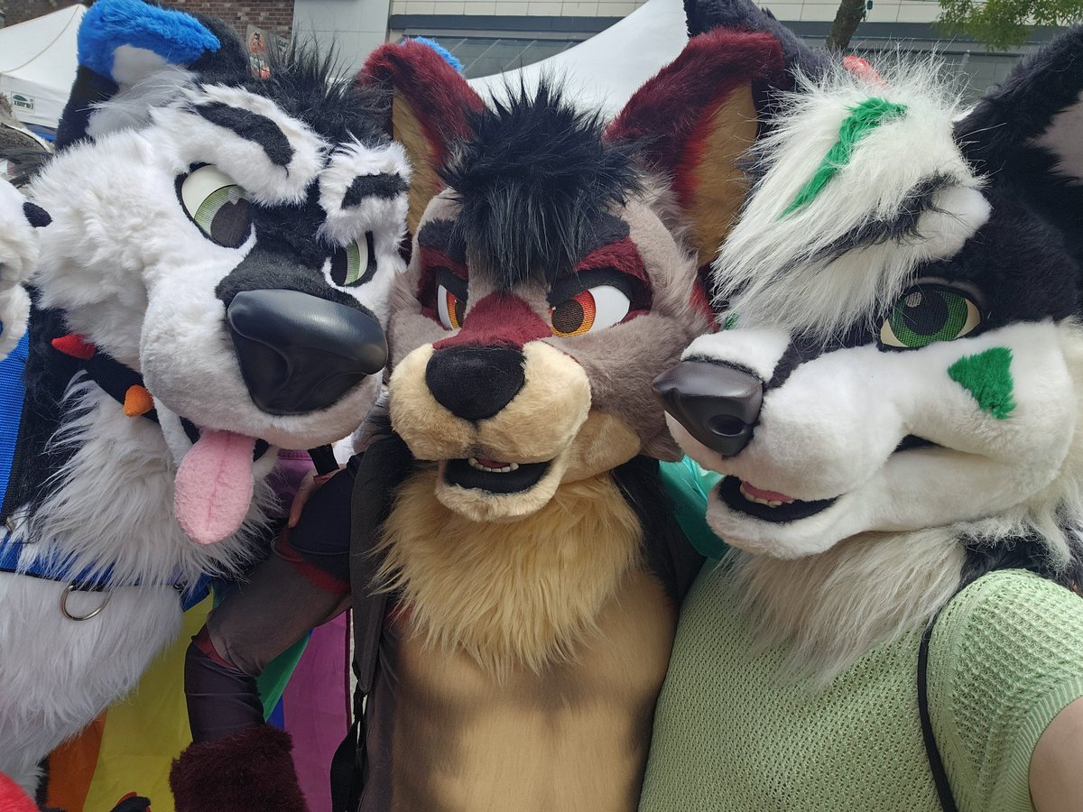 RaidenHusky's tweet photo. Pride 💚🏳️‍🌈💅

And @ others I couldnt find lol 💚 https://t.co/lF5y1W6GQE