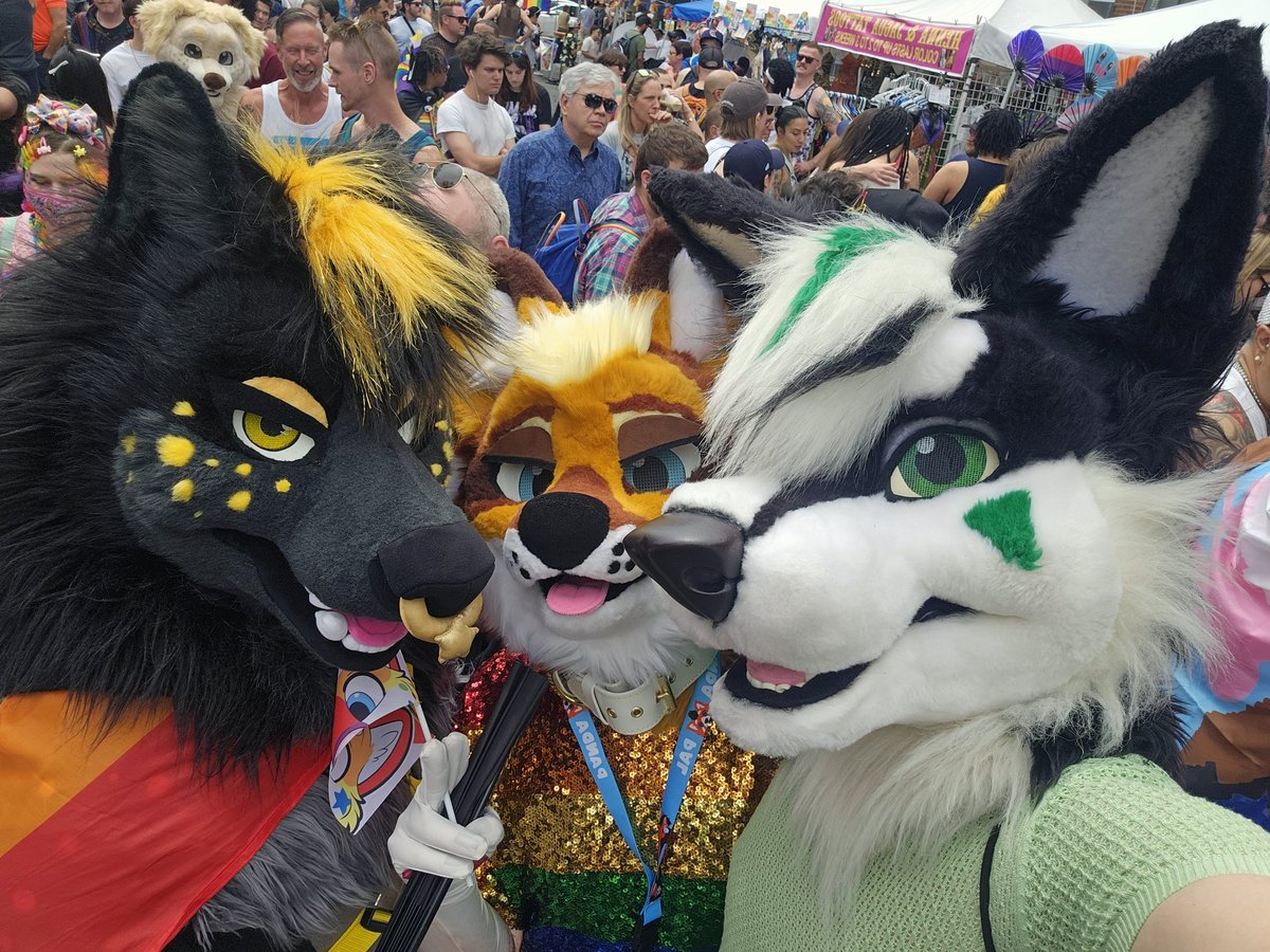 RaidenHusky's tweet photo. Pride 💚🏳️‍🌈💅

And @ others I couldnt find lol 💚 https://t.co/lF5y1W6GQE