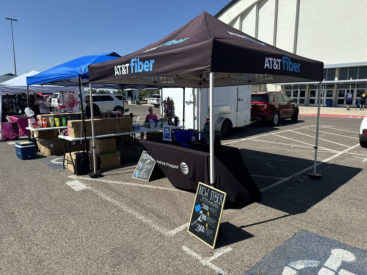 AaronJHernande2's tweet photo. The Midland Store at The Odessa Coliseum parking lot letting the community know about all AT&amp;T products and services!! @NicoleCVasquez @lifeofmando @NTXKristaGuzman @adrinquiroz @Liz_Arch1 @CASH_CLAY_ https://t.co/l8cjPs2hMS