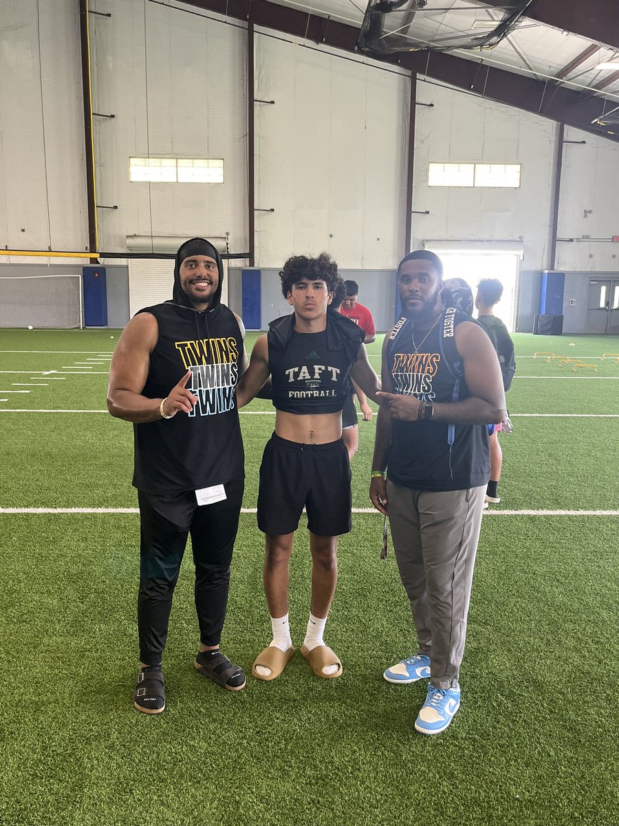 c_ozuna11's tweet photo. (WR) @PassingTwins Really provided a great camp I was really excited to go and show my skills and work that I put in. Im really thankful for @CoachFrost12 and @Whatupcoop_11 for coaching me and teaching me new techniques I could use on the field until next camp let’s get it 🤞🏽 https://t.co/SAJ6imXDPS