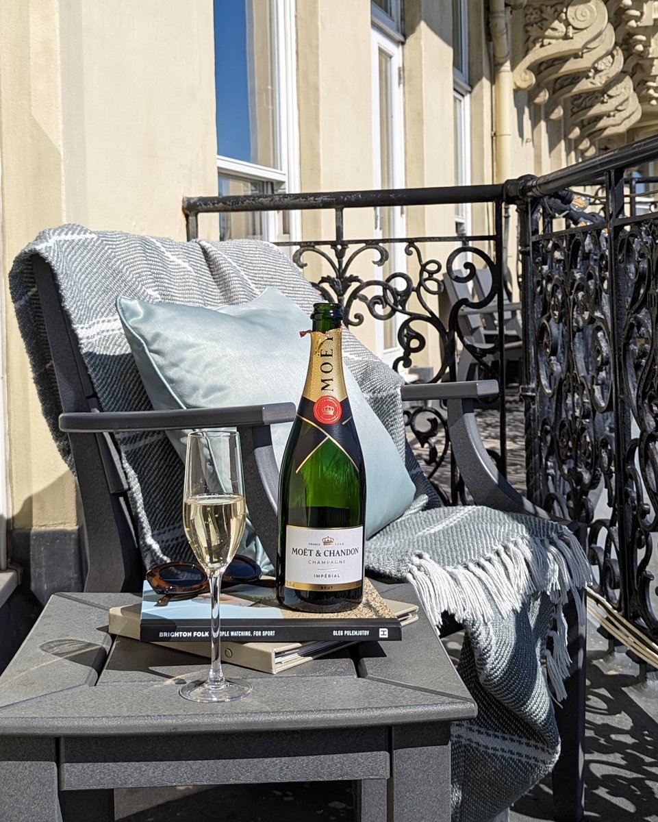 Sips with a sea view 🥂