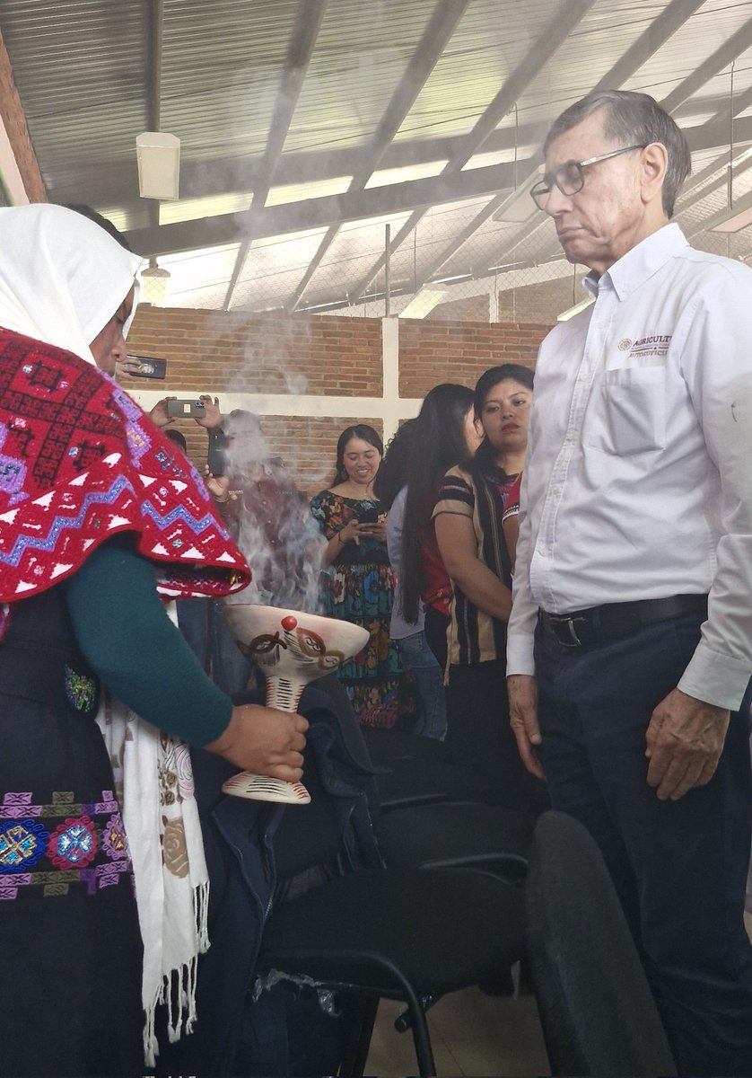 victor_suarez's tweet image. Me reuní con productoras y productores representantes de los 124 municipios de #Chiapas, en San Cristóbal de las Casas, para celebrar los logros obtenidos con el proceso de 𝐭𝐫𝐚𝐧𝐬𝐢𝐜𝐢𝐨́𝐧 𝐚𝐠𝐫𝐨𝐞𝐜𝐨𝐥𝐨́𝐠𝐢𝐜𝐚 que llevan a cabo,  a través de la 𝐄𝐬𝐭𝐫𝐚𝐭𝐞𝐠𝐢𝐚…