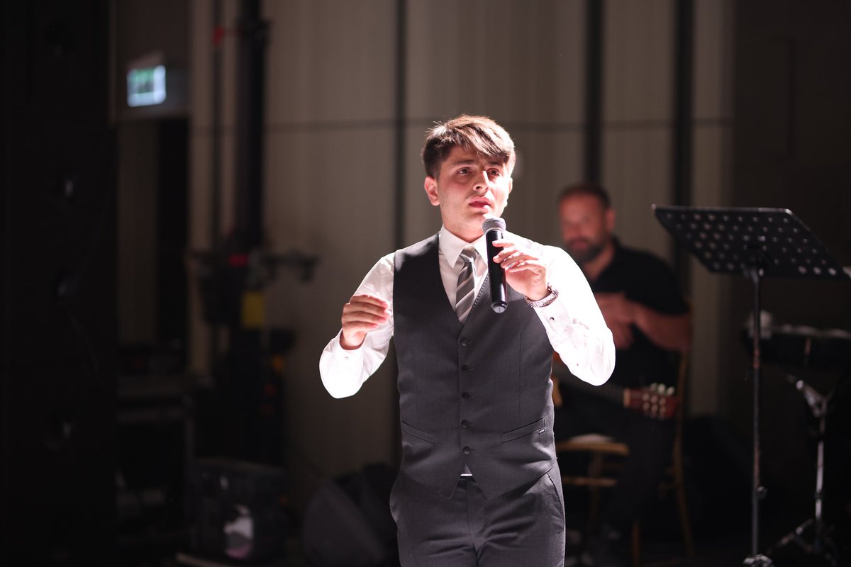 Tıp Fakültemizin mezuniyet töreninde…

Benim iyi kalpli,merhametli ,ihlaslı ,vatansever , sadece eğitim almayan aynı zamanda gönüller yapan hekim arkadaşlarıma seslendim …

Birliğimiz daim olsun 👏