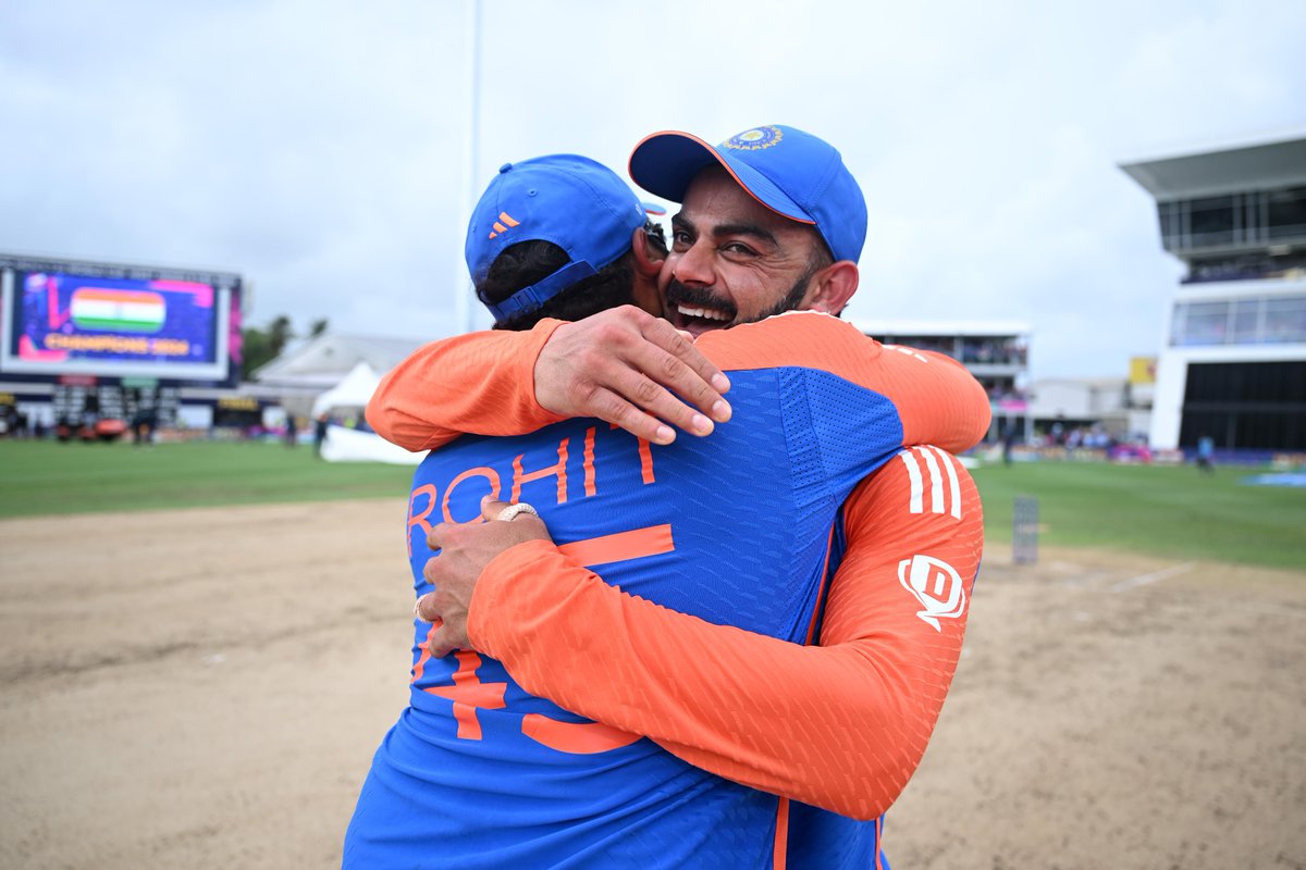 T20WorldCup's tweet image. 𝗧𝗵𝗲 𝗛𝗶𝘁𝗺𝗮𝗻 𝗮𝗻𝗱 𝘁𝗵𝗲 𝗞𝗶𝗻𝗴 🤩👑

#T20WorldCup #SAvIND