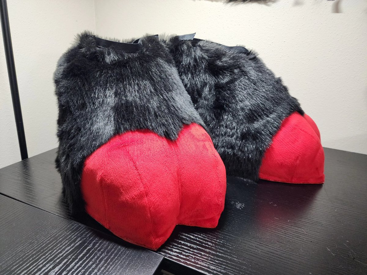 Tezzy_Arts's tweet photo. Alastor's feet are done! These have ankle zippers to attach to the rest of the digi legs, as well as a zipper down the side to make them easier to put on.

Made for @AlastorSmiley https://t.co/F2mzJl5HgW