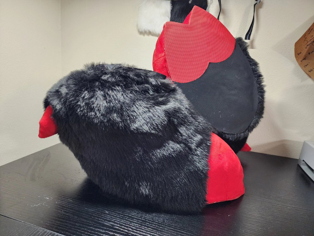 Tezzy_Arts's tweet photo. Alastor's feet are done! These have ankle zippers to attach to the rest of the digi legs, as well as a zipper down the side to make them easier to put on.

Made for @AlastorSmiley https://t.co/F2mzJl5HgW