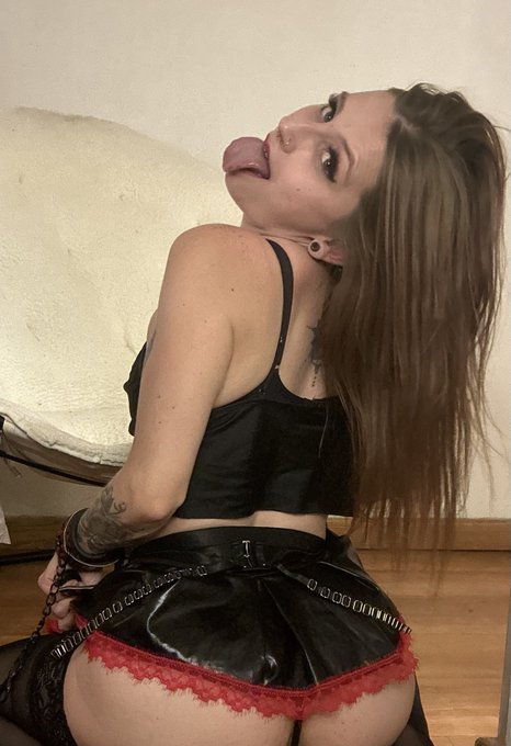 Let&rsquo;s see if we can fuck the brat outta me? Ya? https://t.co/vCleG1Yr7U