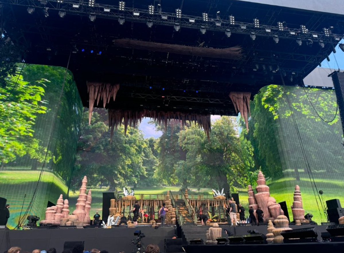 szabrs's tweet photo. 🚨 LANA IS COMING! Confira novo design da turnê de SZA https://t.co/mKDfJW9vB6