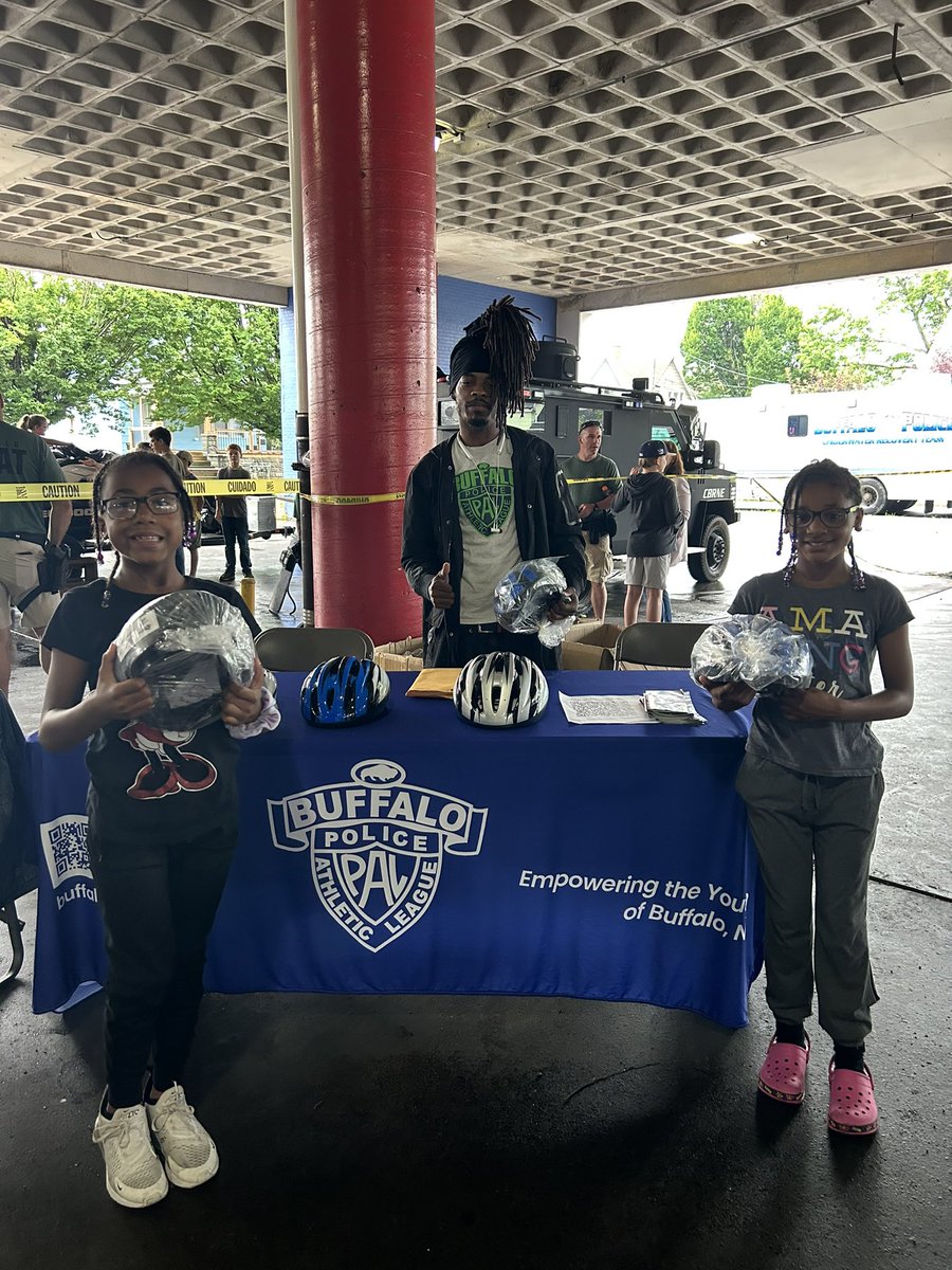 PalBuffalo's tweet image. This afternoon #buffalopal supported the @BuffaloNYPolice C district community Day at the Broadway Market. Today we gave away bike helmets ⛑️ 🚴🏽 in an effort to prevent traumatic brain injuries when 🚲 🛼🛹 🛴 Event calendar: buffalopal.com/pal-bicycle-sa…
