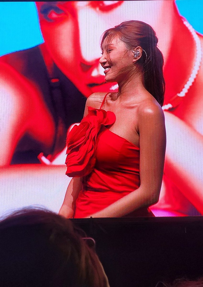 HwaSaBRA's tweet photo. ELA PENSA EM TUDO! Em sua performance na Turquia, #HWASA disse que está usando vermelho, enquanto seus dançarinos usam branco, em homenagem à bandeira do país.🇹🇷 https://t.co/jBXInYdMGy
