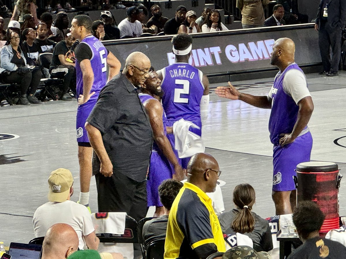 Coach_Campbell's tweet photo. Game 3 of @thebig3 was back & forth affair with the @GhostBallers3 coached by @Hoophall & @NBA legend George Gervin defeating Rick Barryโs @BIG3_BallHogs on a Ryan Carter drive where he was fouled and hit the FT to win it!
#Big3
#NaismithHallOfFame
@CaseyCares
@CFGBankArena https://t.co/ZW1aiRnxos