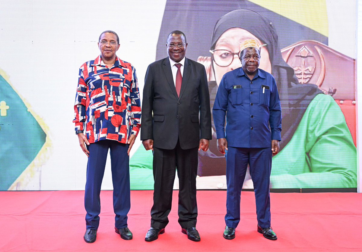 📍Dar es Salaam

Mjumbe wa Kamati Kuu ya Halmashauri Kuu ya Chama Cha Mapinduzi (CCM), Makamu wa Rais wa Jamhuri yaMuungano wa Tanzania Mhe. Dkt. Philip Mpangoambaye ni Mlezi wa CCM Mkoa wa Pwani ameongozaHafla ya Harambee ya kuchangia Ujenzi wa Jengo la Shughuli za Kiuchumi za