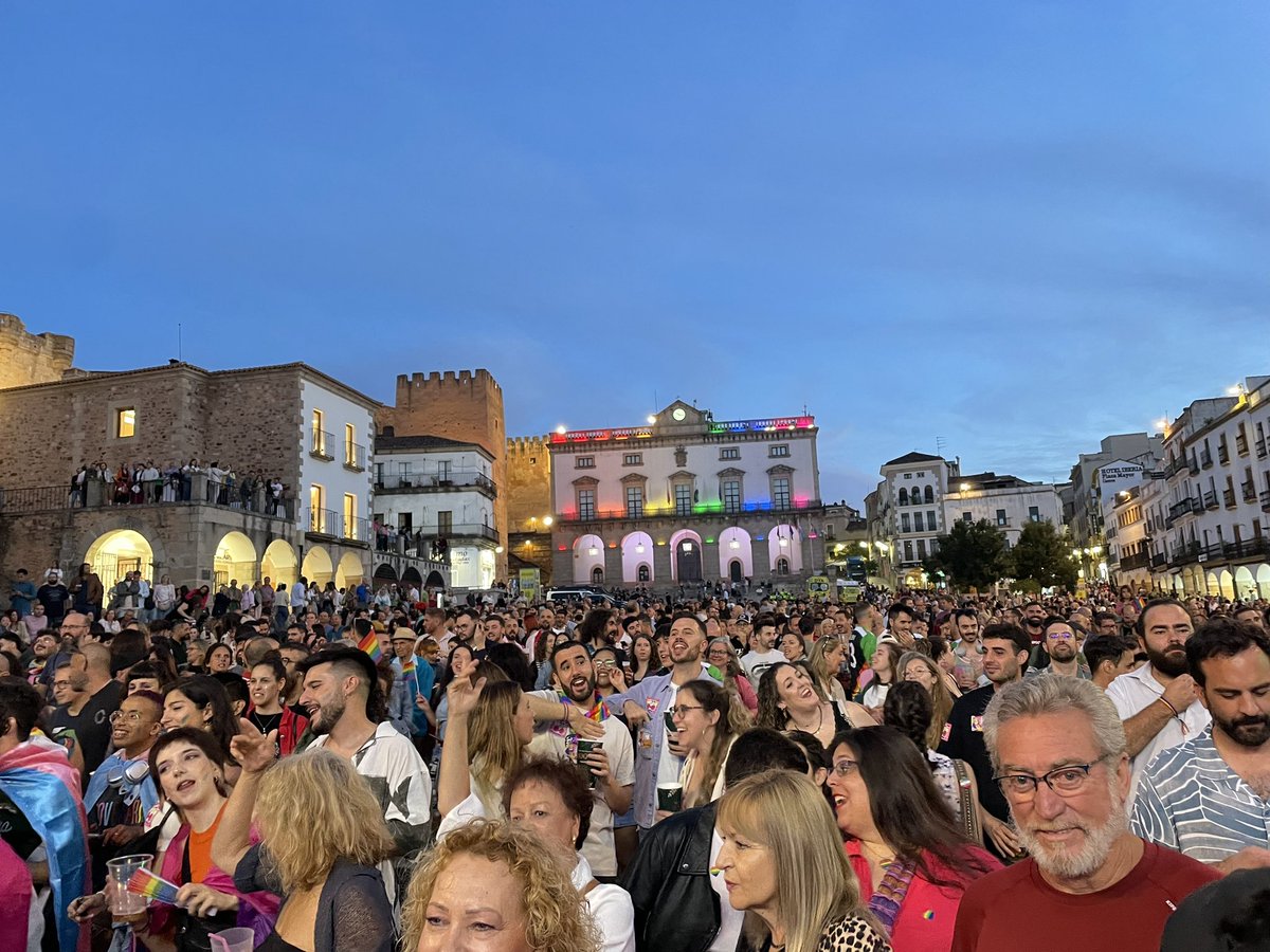 La Plaza Mayor se llena de color en el acto central del #DiadelOrgullo 🏳️‍🌈