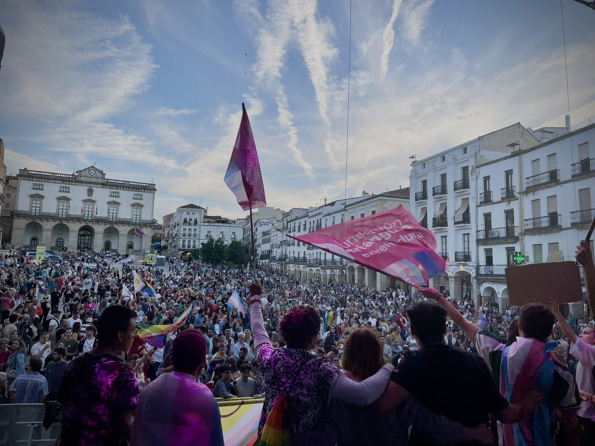 Ayto_Caceres's tweet photo. La Plaza Mayor se llena de color en el acto central del #DiadelOrgullo 🏳️‍🌈 https://t.co/mUw2o4MXj5