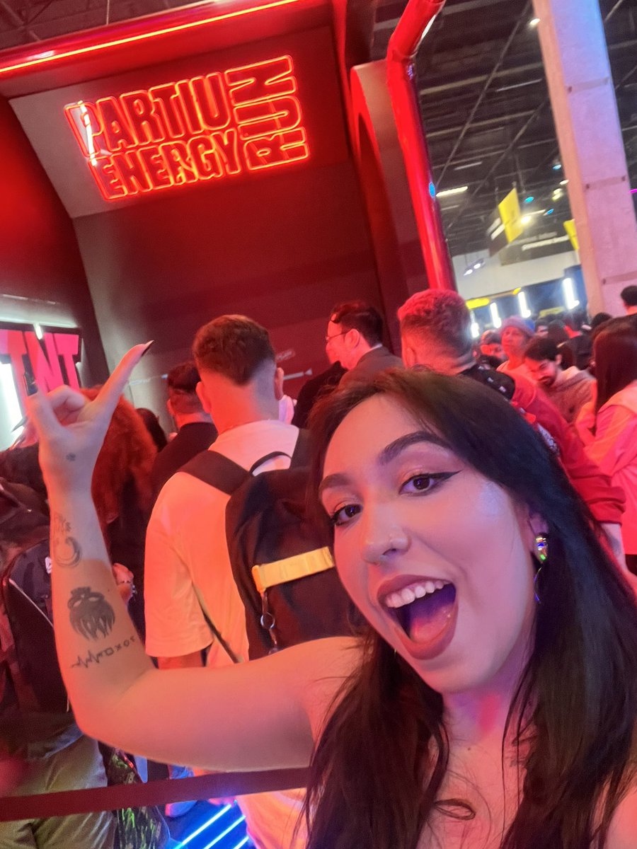 gabbiogi's tweet photo. Galera, o stand tá bombando, com áreas instagramaveis e ativações. Eu amei essa latona de @EnergyDrinkTNT ela giraaaa! Quem vier aqui, tira uma foto e marca #TNTnaGamescomLatam pra eu ver!
#PartiuProPlay #publi https://t.co/Dy2FX7gN0X