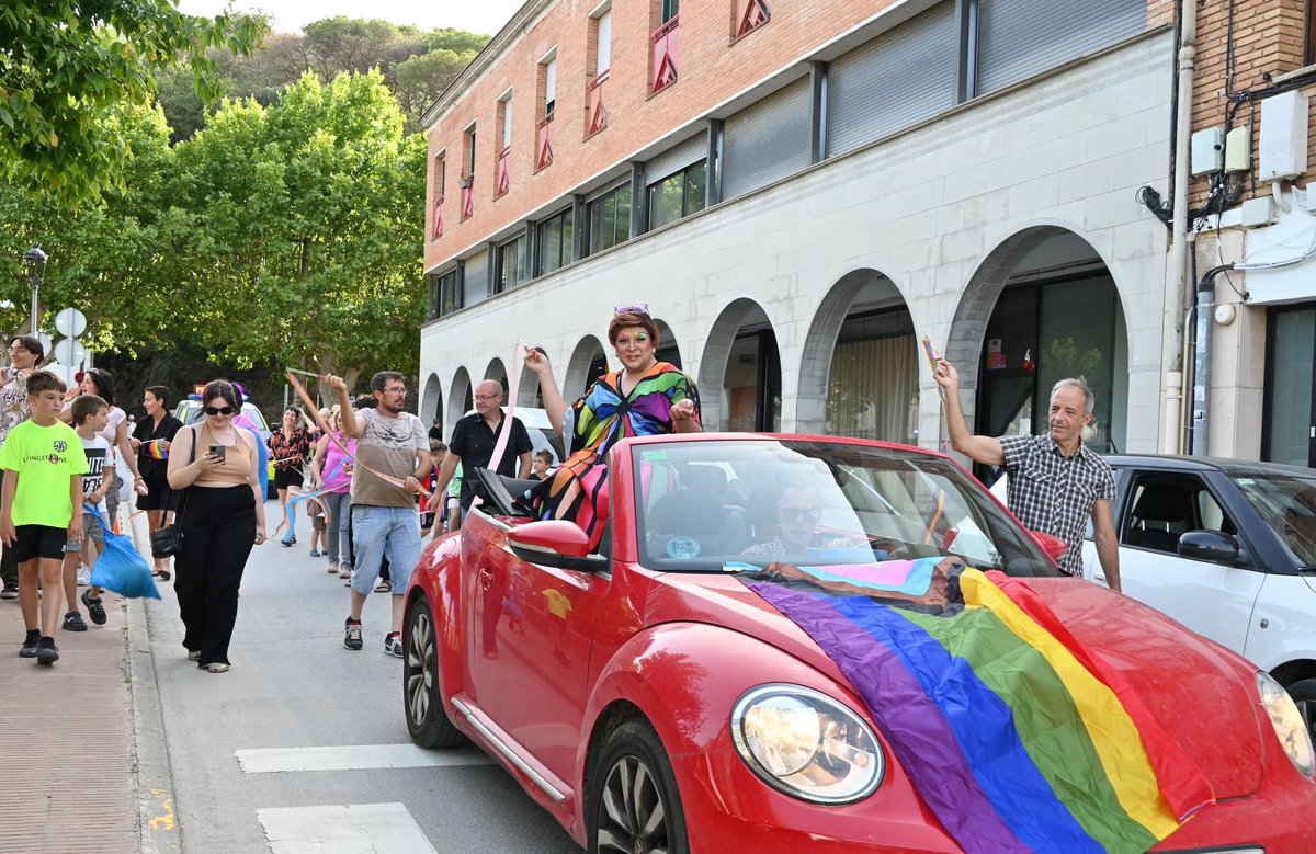c_vallromanes's tweet photo. Vallromanes s’ha sumat a la celebració del dia Internacional de l’Orgull LGTBIQA+ 🏳️‍🌈🏳️‍⚧️

📖 Lectura de manifest a càrrec de Xavier Palomino. 
🚘 Mani-rua.
🎶 Espai musical amb La Chari.
🌈 Espectacle: Personas escandalosas que no caben en el mundo

📸 Artur de Alba
@AjVallromanes https://t.co/hzCnj9fzkJ