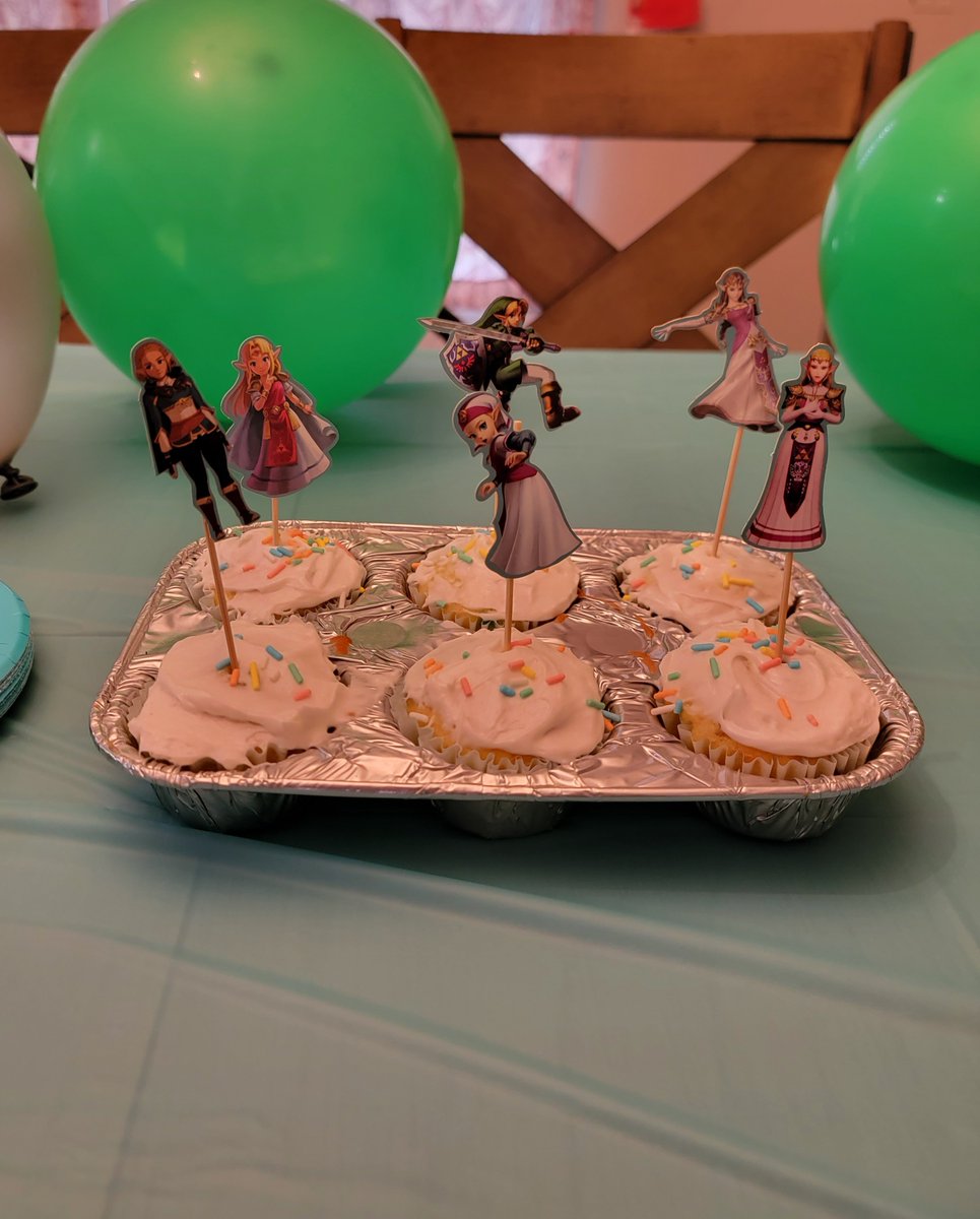 Silent_Teal's tweet photo. OMG, GUYS! My family threw me a Zelda themed birthday party!! I've been dreaming of this since I was 10! LOL https://t.co/3dUFScPtQ8
