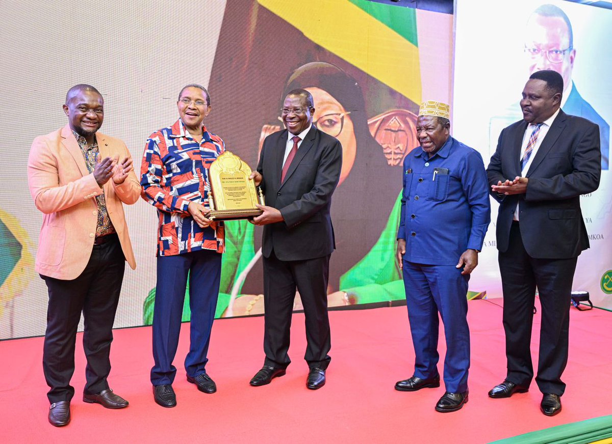 ccm_tanzania's tweet photo. Mjumbe wa Kamati Kuu ya Halmashauri Kuu ya Chama Cha Mapinduzi (CCM), Makamu wa Rais wa Jamhuri ya Muungano wa Tanzania Mhe. Dkt. Philip Mpango ambaye ni Mlezi wa CCM Mkoa wa Pwani ameongoza Hafla ya Harambee ya kuchangia Ujenzi wa Jengo la Shughuli za Kiuchumi za Chama Cha Mapinduzi Mkoa wa Pwani iliyofanyika Hyatt Regency Hotel Jijini Dar es Salaam. Juni 29, 2024.

#KaziIendelee