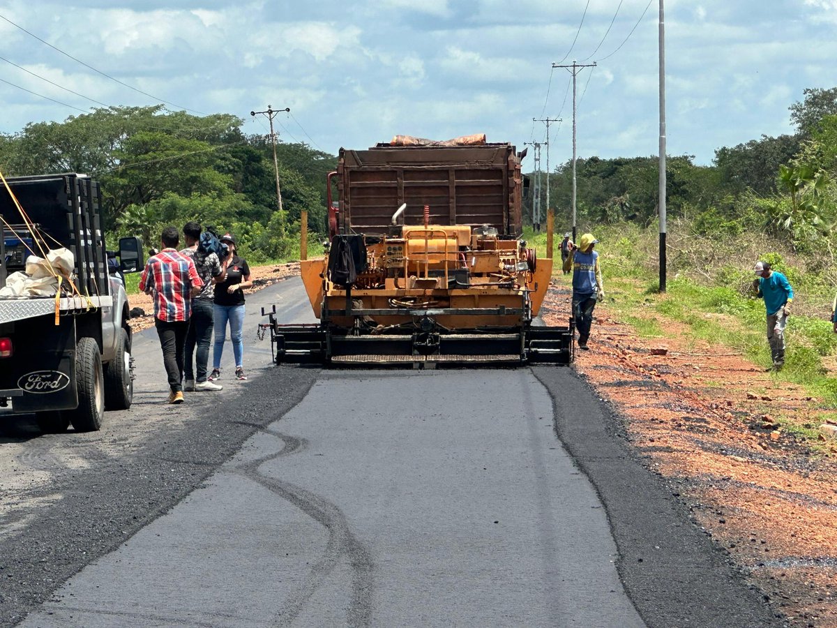 1/3 #AsíLoDijo | El ministro de Transporte, <a href="/rvaraguayan/">Ramón Celestino Velásquez Araguayán</a>, "En 17 semanas de ejecución del Plan de Asfaltado, se han colocado a nivel nacional más de 600 mil toneladas de asfalto, y se han rehabilitado más de 6 mil Km de vialidad agrícola"
#LoMasFinoEsNico