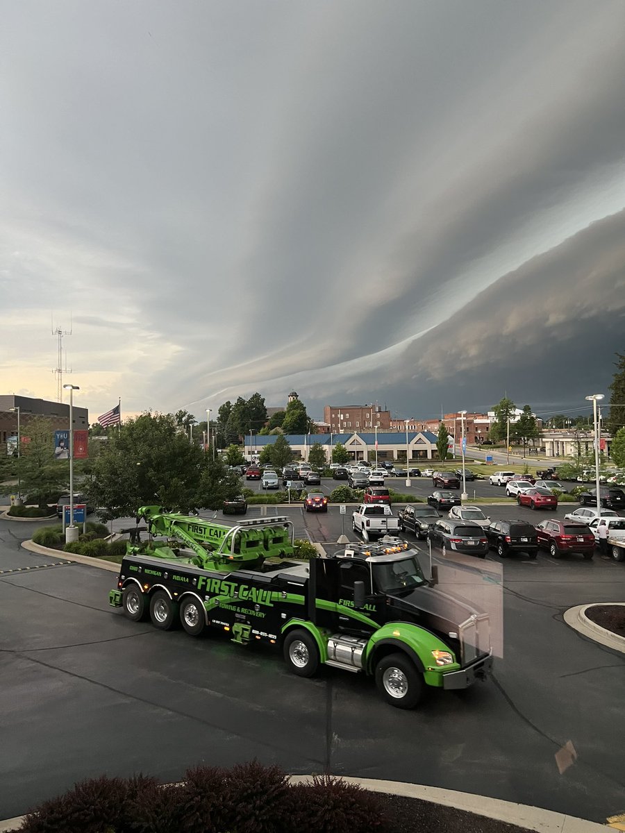 AndyAldred11's tweet photo. @spann @bamwxcom great chance to see a shelf cloud in Angola, IN on Tuesday of this week. Looking north out of Cameron Memorial Community Hospital. @GriffMet https://t.co/CUfz3ofmdh
