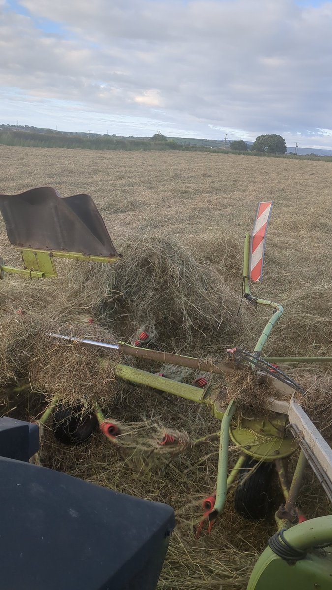 grave66306's tweet photo. Hopefully last time through it tonight #haytime No wrap.... π Just is tomorrow , Then that's it for 10 days at least Can't see any further https://t.co/meVbaDSNJF