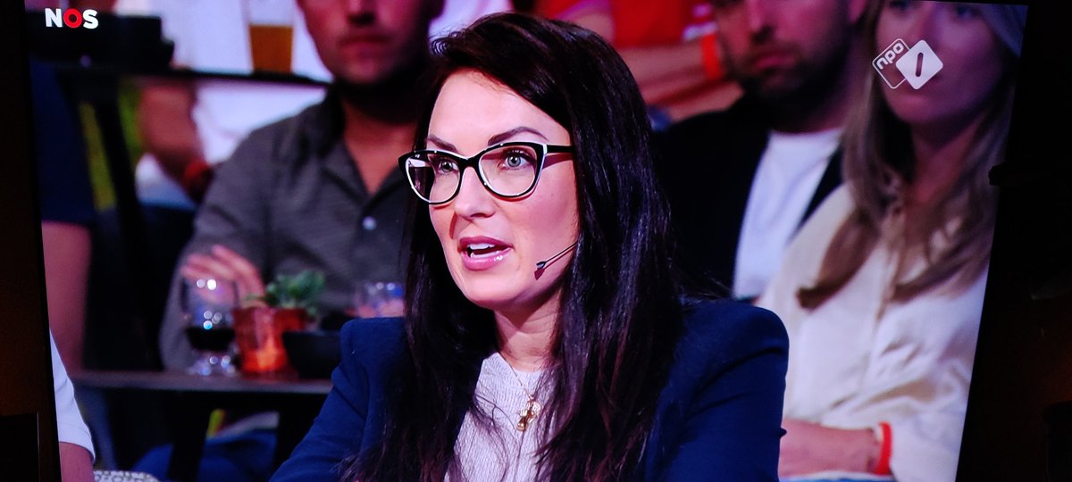 Disjenmgn's tweet image. Als je als @NOSsport ten einde raad bent, nodig je 'n "FIFA arts" uit aan tafel die praat maar NIKS zegt.
ManMan
#duiden