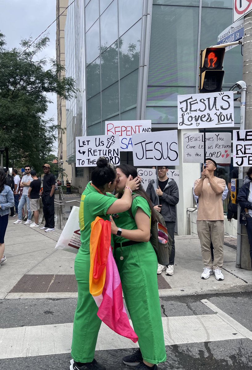 MerGarza's tweet photo. “Dios es amor” pero siempre y cuando seas y actúes como el quiere. Ojalá que rezaran por combatir el odio que USTEDES sienten por la demás gente, y no por querer “salvar” a personas que disfrutan sus vidas. 

#NadaQueCurar 
#Pride2024 🏳️‍🌈🏳️‍⚧️✨ https://t.co/KS2liXd4oV
