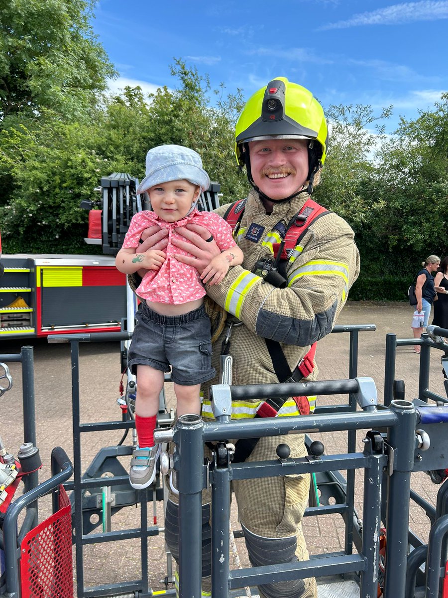 mickyb3d's tweet photo. Lovely day @LongMeadowSch fete organised wonderfully by @PALSLongMeadow https://t.co/yAGRWYvYp8