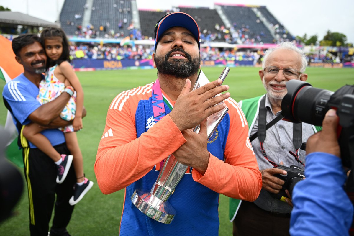 khanabadoshiyan's tweet photo. T20 cricket will never be the same. Two greats, legends of the game. Thank you for blessing this beautiful sport 🥹💕🫶🫂

Farewell to the GOATs🫶🫶

#T20WorldCup #Rohirat https://t.co/uaiMXdGIoH