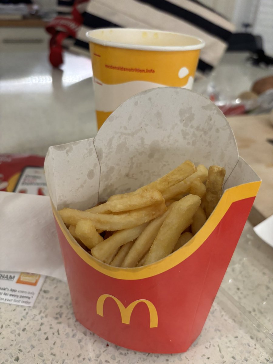 Ellssz's tweet photo. @McDonaldsUK  not what I expected when I ordered a large! https://t.co/8hYjbrqZ5q