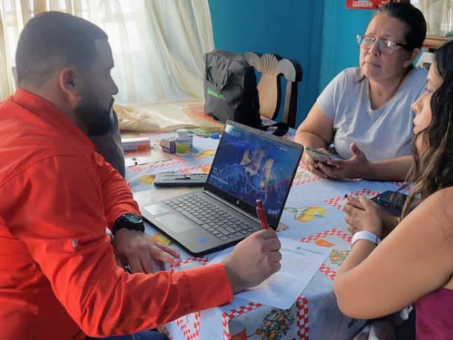 SunagroCbbo1's tweet photo. 📣 Fiscales en #Carabobo realizaron abordajes a seis Sujetos de Aplicación, dando respuesta oportuna a la Data de Atención Sunagro.

En las visitas se verificó la documentación legal, instalaciones, condiciones de higiene, así como el buen uso de los Sistemas #SICA y #SICOR. https://t.co/YKU7EDP4XP