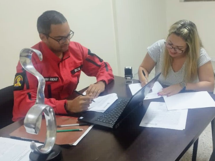 SunagroCbbo1's tweet photo. 📣 Fiscales en #Carabobo realizaron abordajes a seis Sujetos de Aplicación, dando respuesta oportuna a la Data de Atención Sunagro.

En las visitas se verificó la documentación legal, instalaciones, condiciones de higiene, así como el buen uso de los Sistemas #SICA y #SICOR. https://t.co/YKU7EDP4XP