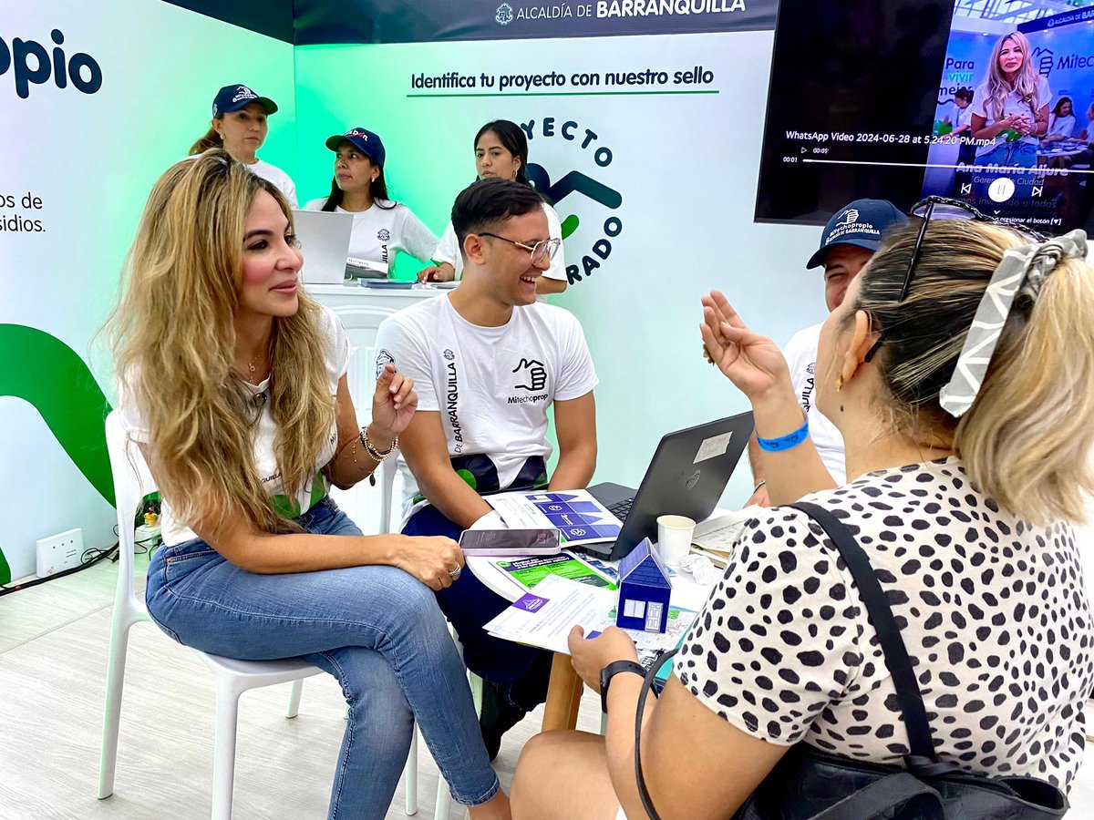 AnaMariaAljure's tweet photo. 📣Familias, aprovechen los beneficios de hasta $46.900.000 (entre el subsidio a la compra y la cuota del crédito) con #MiTechoPropio. 

En la Feria de @FNAahorro, ya más de 300 personas han visitado el stand de @alcaldiabquilla. Queremos que todos los barranquilleros cumplan su sueño de tener su casa propia🏠. ¡Los esperamos! hasta las 6:00 p.m y mañana todo el dia. 

¡Deja de pagar arriendo y compra tu propia casa!