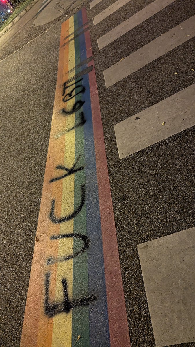 Vio_UP87's tweet photo. Découverte avec stupeur dune inscription homophobe absolument intolérable, sur le passage piéton "arc-en-ciel", à la mairie de #Limoges.

L'homophobie n'est pas une opinion, c'est un délit. https://t.co/Onvly9SJqj