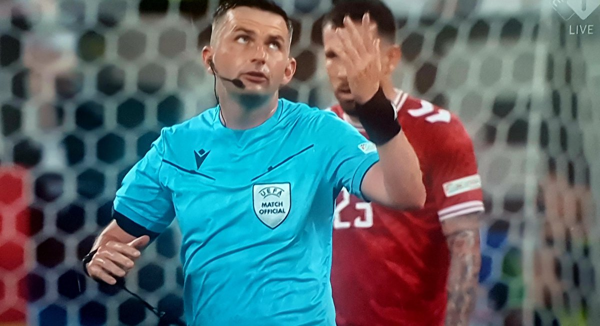 DolfRuesink's tweet image. Arbiter #Oliver, "de twaalfde man voor Duitsland", zegt NOS-commentator Jeroen Grueter.
#DUIDEN