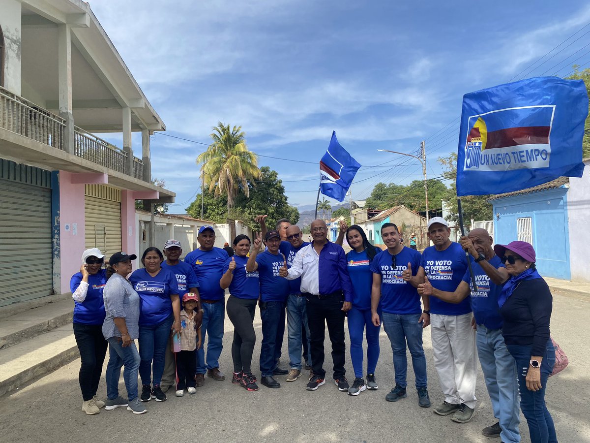 JoseLorenzoMS's tweet photo. #29Jun Ahora estamos en Siquisique capital del municipio Urdaneta en el Estado Lara, en asamblea unitaria por el candidato unitario Edmundo Gonzalez, este 28 de julio todos a votar por el cambio, todo el mundo con Edmundo.
#UNTContigo #LaCasitaAzul @partidoUNT https://t.co/c48zSwHBoc