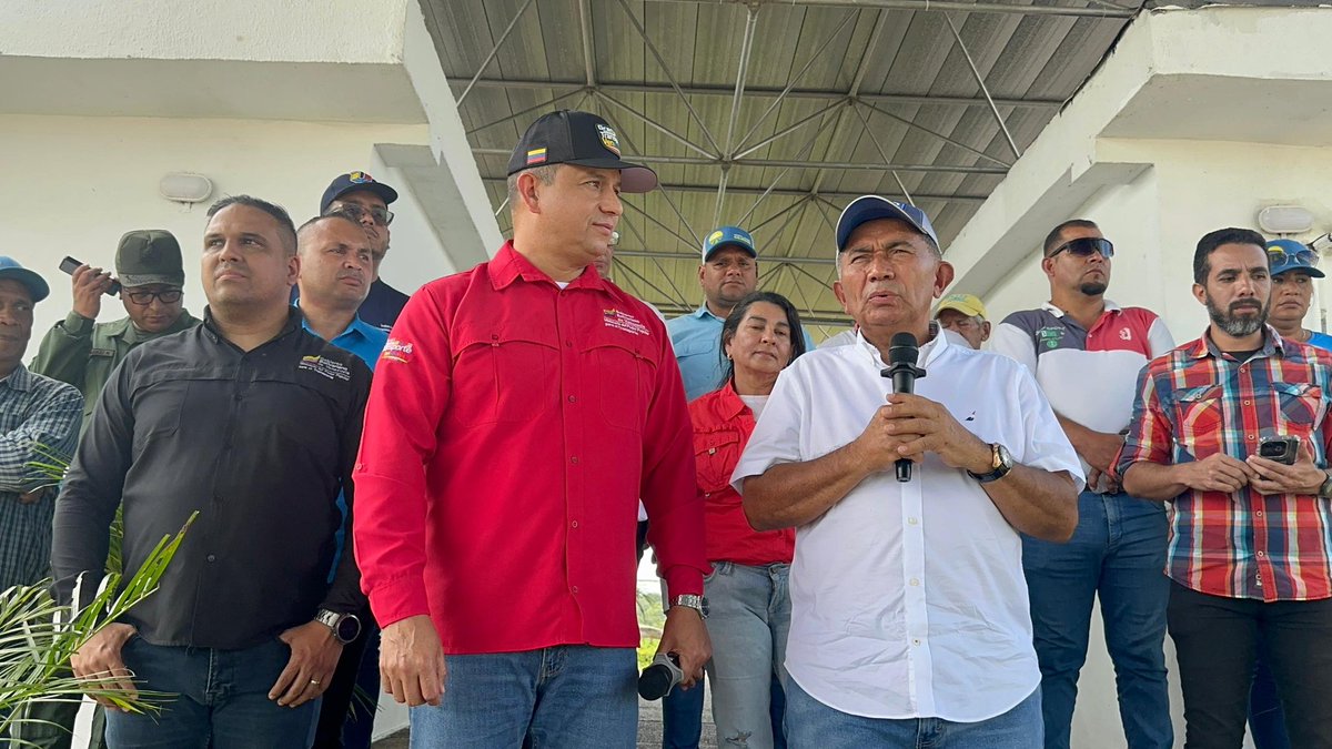 mintransporteve's tweet photo. #EsNoticia | El gobernador @albertogalindez, ratificó que a través de los recursos del Estado, se está dando un impulso a la recuperación de la transitabilidad de las vías de la entidad, para garantizar el desarrollo económico de los estados Cojedes y Barinas
#LoMasFinoEsNico https://t.co/fwnDD4xmkG