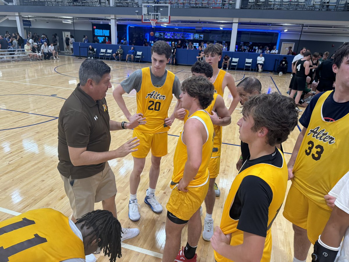 Eric Coulter (Alter) coaching up his team, at the half, in their game against Freeland (MI). 

Alter was the 2024 Division II State Champion.  

#MWLiveBoys2K24