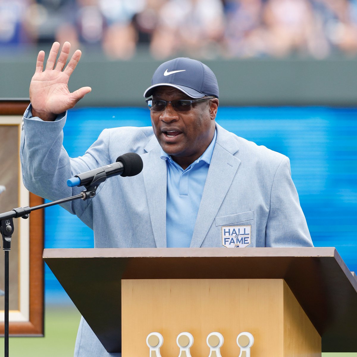 Bo Jackson was inducted into the <a href="/Royals/">Kansas City Royals</a> Hall of Fame this afternoon 👑