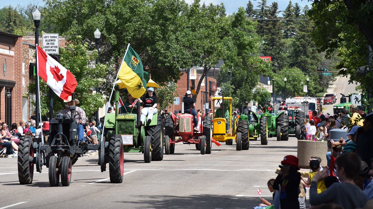People came out in large numbers on a sunny morning to enjoy the Frontier Days parade through the streets of #SwiftCurrent.  #FrontierDays