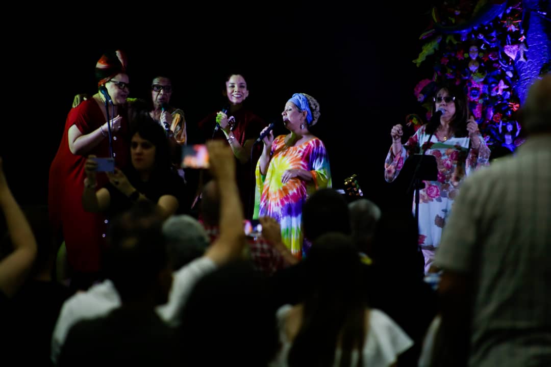 CasAmericas's tweet photo. 🎶 Les compartimos algunos momentos del concierto de Liuba María Hevia, ayer en la sala Che Guevara, como parte del 9no Encuentro Alma Creadora. Hermoso homenaje a Teresita Fernádez y a las trovadoras del mundo.
#CubaEsCultura
#AlmaCreadora 
#MúsicaLatinoamericana https://t.co/TULOYn129j