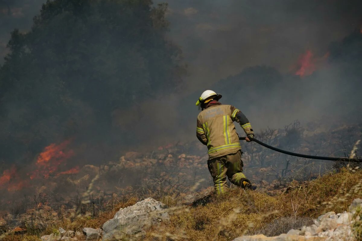 theinformant_x's tweet photo. ❗🔥🇹🇷 - Despite all efforts, the forest fire that ignited between Aydin and Kusadasi-Selcuk in Turkey persists. 

Two villages have been evacuated as a result of the fire spreading through an agricultural area in Ezine. 

Firefighters have been dispatched to the region to combat the blaze. As a precautionary measure, the villages of Yeniköy and Üvecik, which include summer residences and livestock farms, have been evacuated. 

The fire continues to rage, exacerbated by strong winds, with ongoing efforts to extinguish it supported by helicopters and planes.