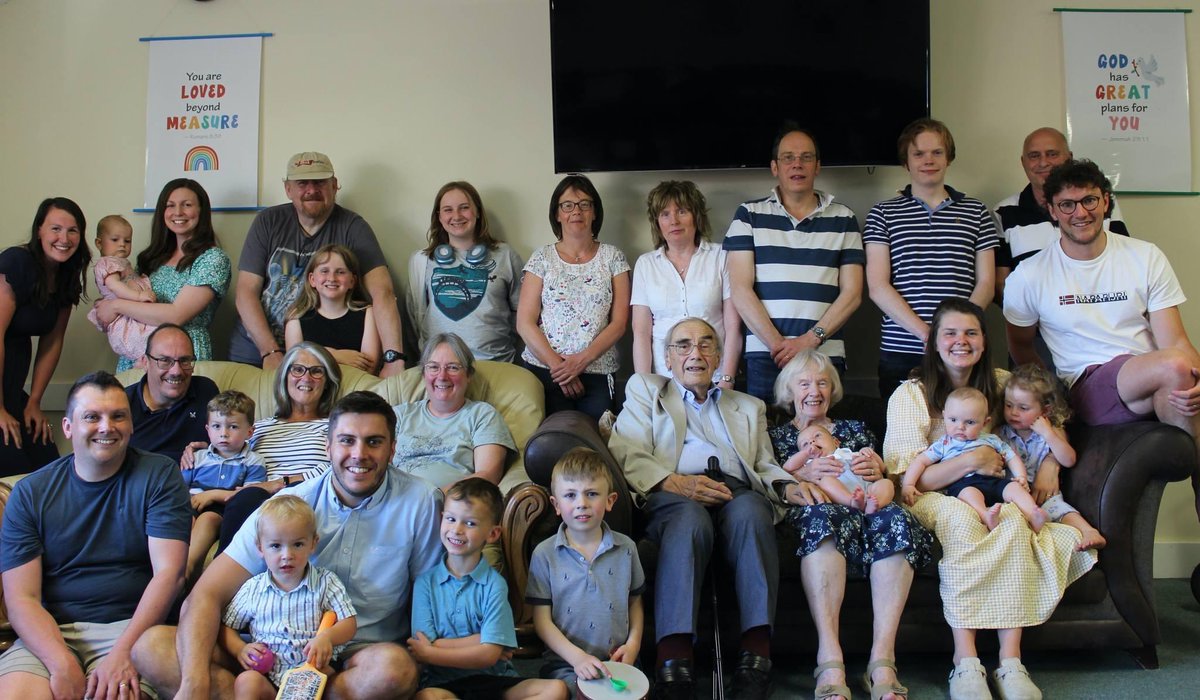 TJHowlett's tweet photo. Mum and dad's 60th wedding anniversary celebration (although they have to survive just under 3 weeks to make it to the actual day!!).

All the Howletts were able to be present (which is a slightly larger group than when all the Howletts gathered at Christmas!!) https://t.co/hYWy0Ph5rV