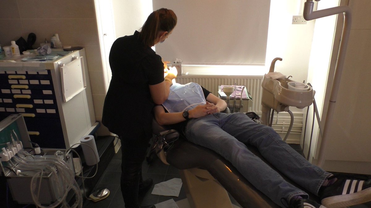 exd114's tweet image. A few shots from a dental play session with the incomparable @MissRaven666. An open mout, shiny bib and sharp needle, what more could you ask for? 😂 Truly amazing session, thank you so much!