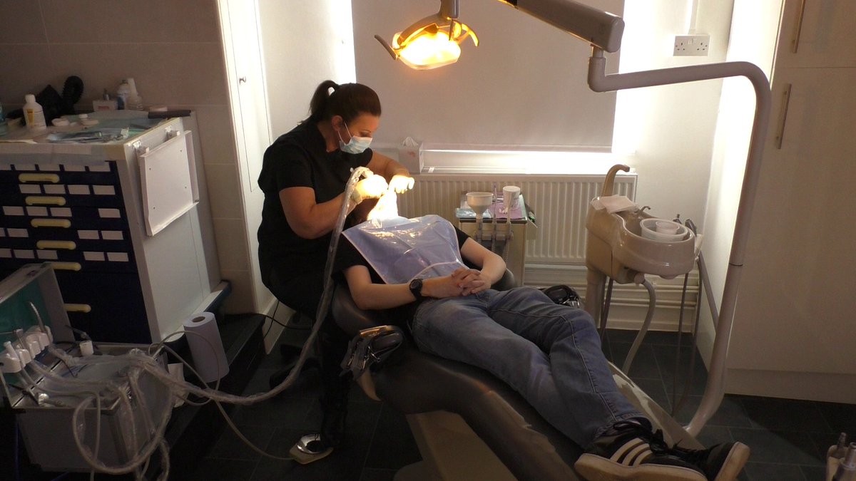 exd114's tweet image. A few shots from a dental play session with the incomparable @MissRaven666. An open mout, shiny bib and sharp needle, what more could you ask for? 😂 Truly amazing session, thank you so much!