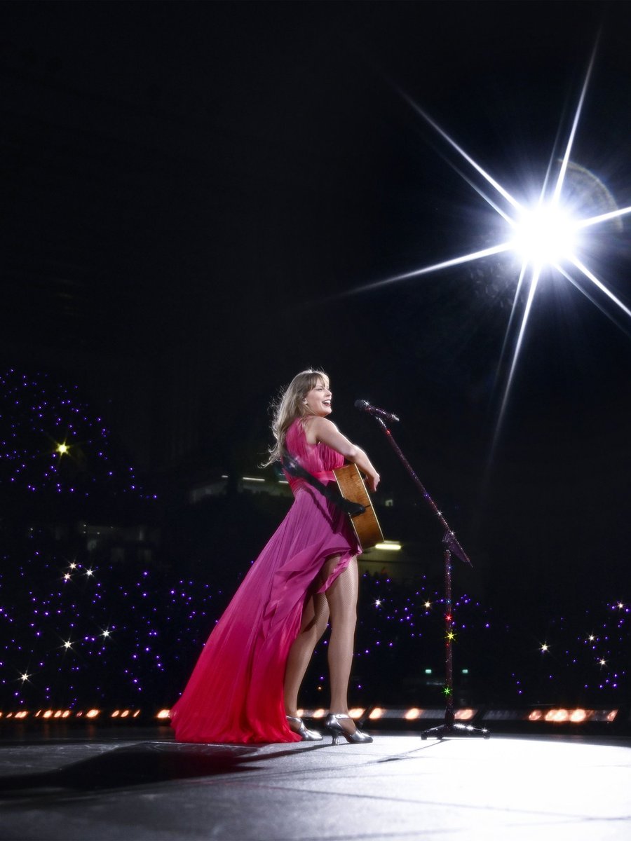 TayUpdatesARG's tweet image. 🏟️| Primer set sorpresa de la segunda noche en el #DublinIrelandTSTheErasTour : 
The Albatross + Dancing With Our Hands Tied